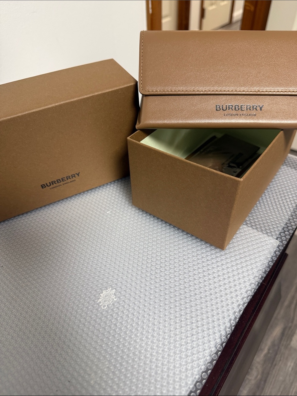 Burberry Tan/Brown Branded Gift Box new without tags. Full set - Picture 4 of 7